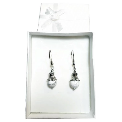 Howlit lógós fülbevaló harang foglalatban